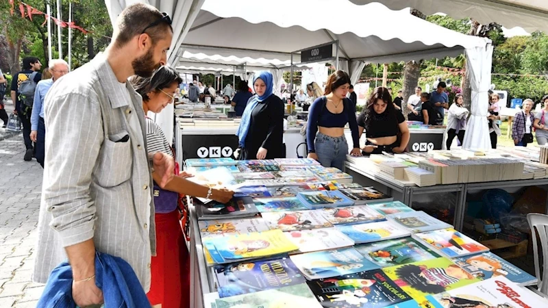 İzmir Kitap Fuarı kitapseverlerin Kültürpark özlemini giderdi 