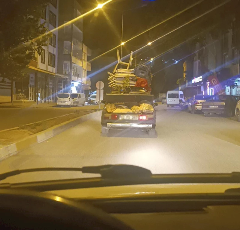 Otomobilin üzerine adete kule yaptı  