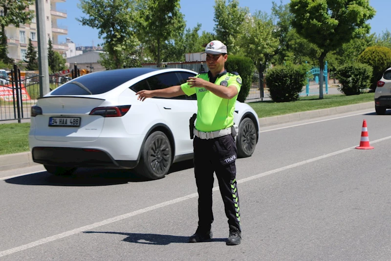 Emniyetten trafik uyarısı: Sağlıklı, güvenli ve huzurlu bir toplum için trafik kurallarına uyalım  - Videolu Haber