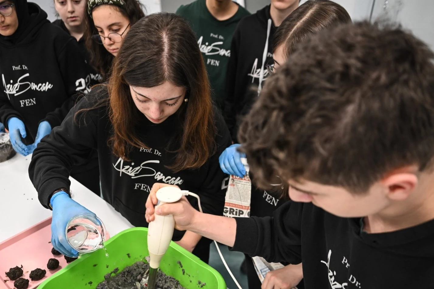 Tohum bombaları toprakla buluşacak