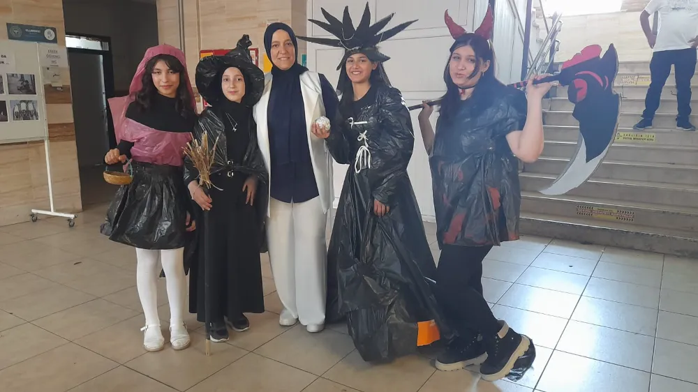 Öğrencilerden Geri Dönüşüme Dikkat Çeken Defile: Atık Malzemeler Moda Oldu