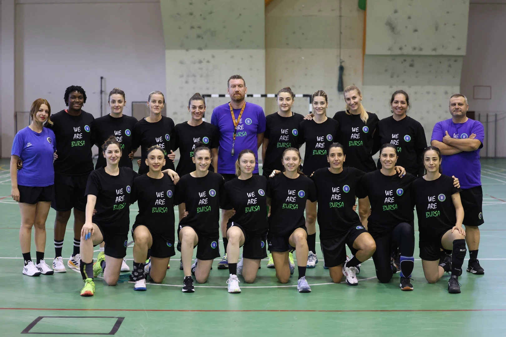Bursa Büyükşehirli kadın hentbolcular süper kupa sınavında